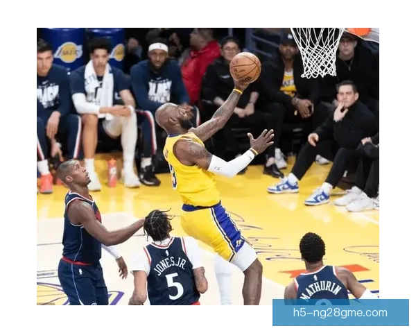 快船背靠背血战惜败湖人连损将